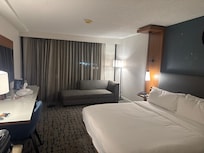 Bright and clean room with plenty of space for relaxing.