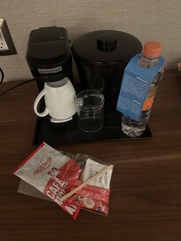 Solo había un vaso y una taza para café en una habitación con cama king size, lo cual es insuficiente para dos personas