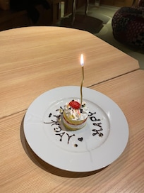 19歳の娘のお誕生日!!ケーキはLAWSONで購入できたもののキャンドルがなく旅館でご相談したらこんなに素敵デコレート感謝してます