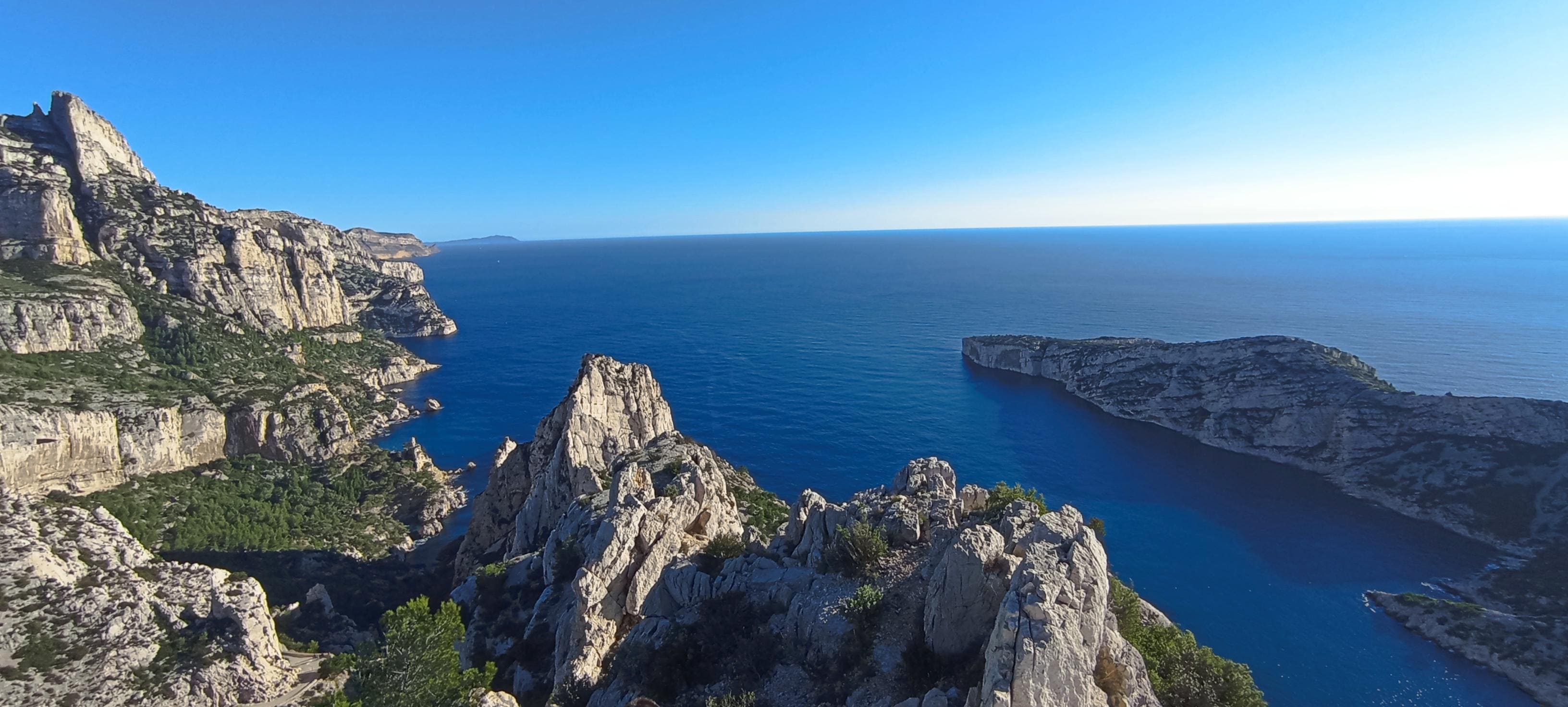 Vue depuis le belvédère de sugiton.
(Les calanques de Marseille)
Le parc du mugel à la Ciotat, la route des crêtes à cassis et l'île du Gaou à six fours sont aussi de magnifiques endroits non loin.