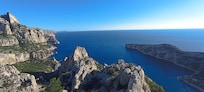 Vue depuis le belvédère de sugiton.
(Les calanques de Marseille)
Le parc du mugel à la Ciotat, la route des crêtes à cassis et l'île du Gaou à six fours sont aussi de magnifiques endroits non loin.