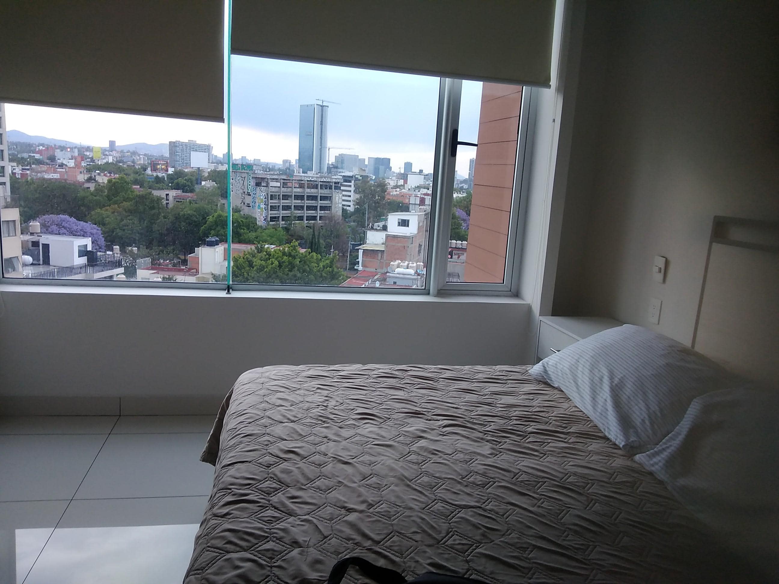 El cuarto que rente es para 2 personas con baño privado e incluye walk-in clóset perfecto por si llegarán a estar más de 2 días, aunque el baño compartido esta bien y limpio. 