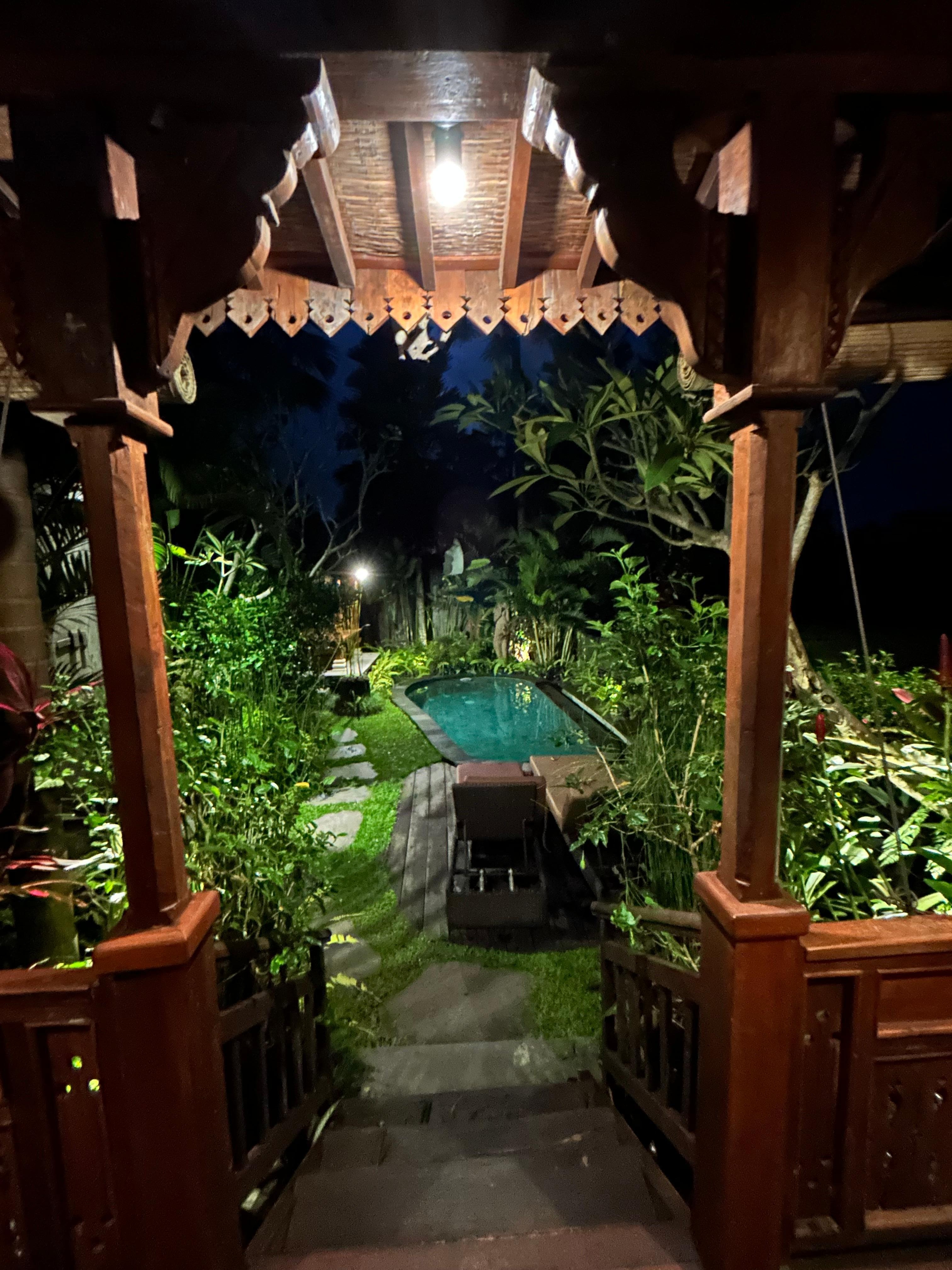 Aussicht abends auf das private Pool