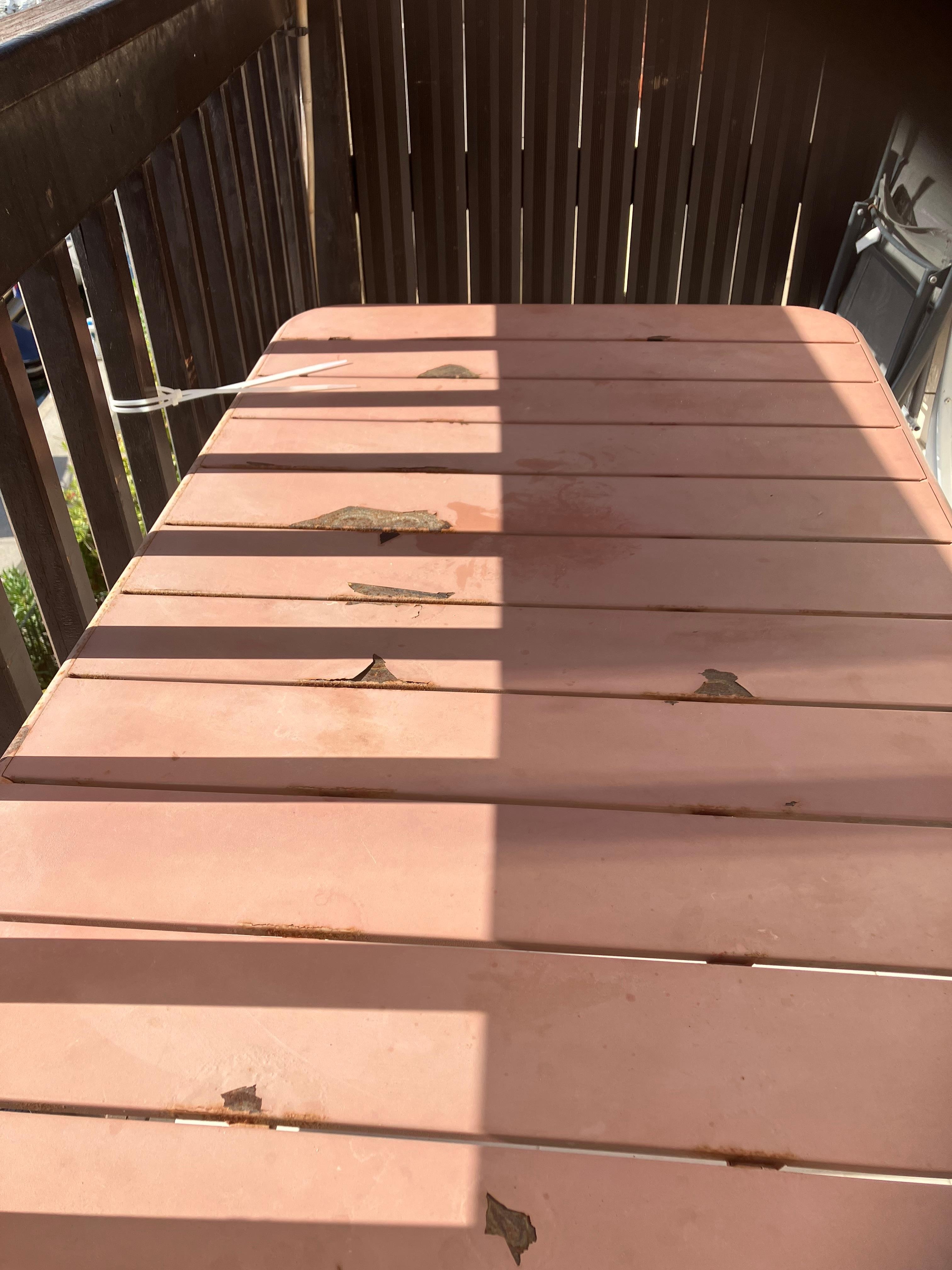 verrosteter Tisch auf dem Balkon 