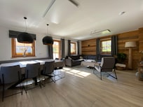 Wohnzimmer mit Essecke und Couch