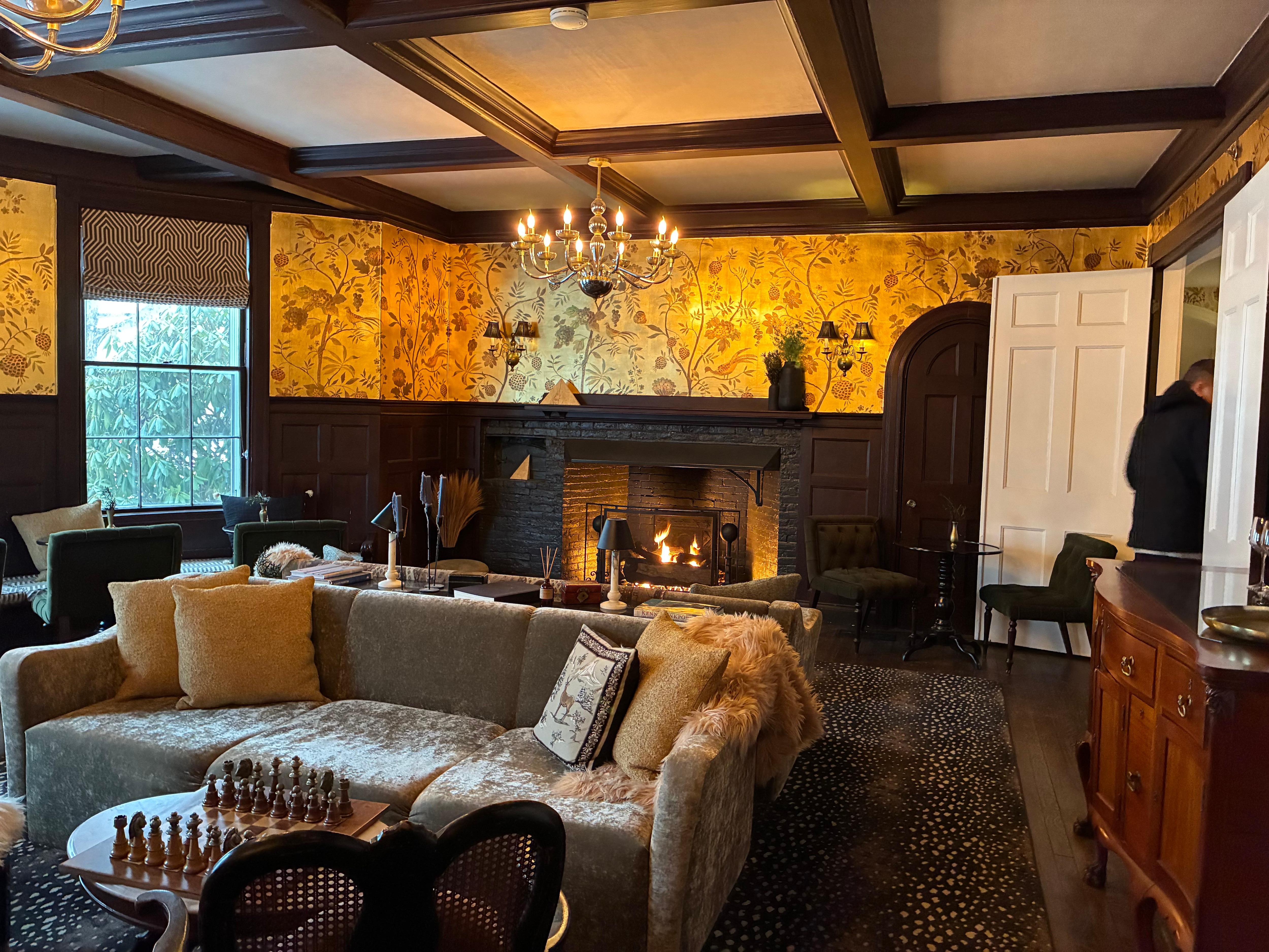 Sitting area with games and direplace