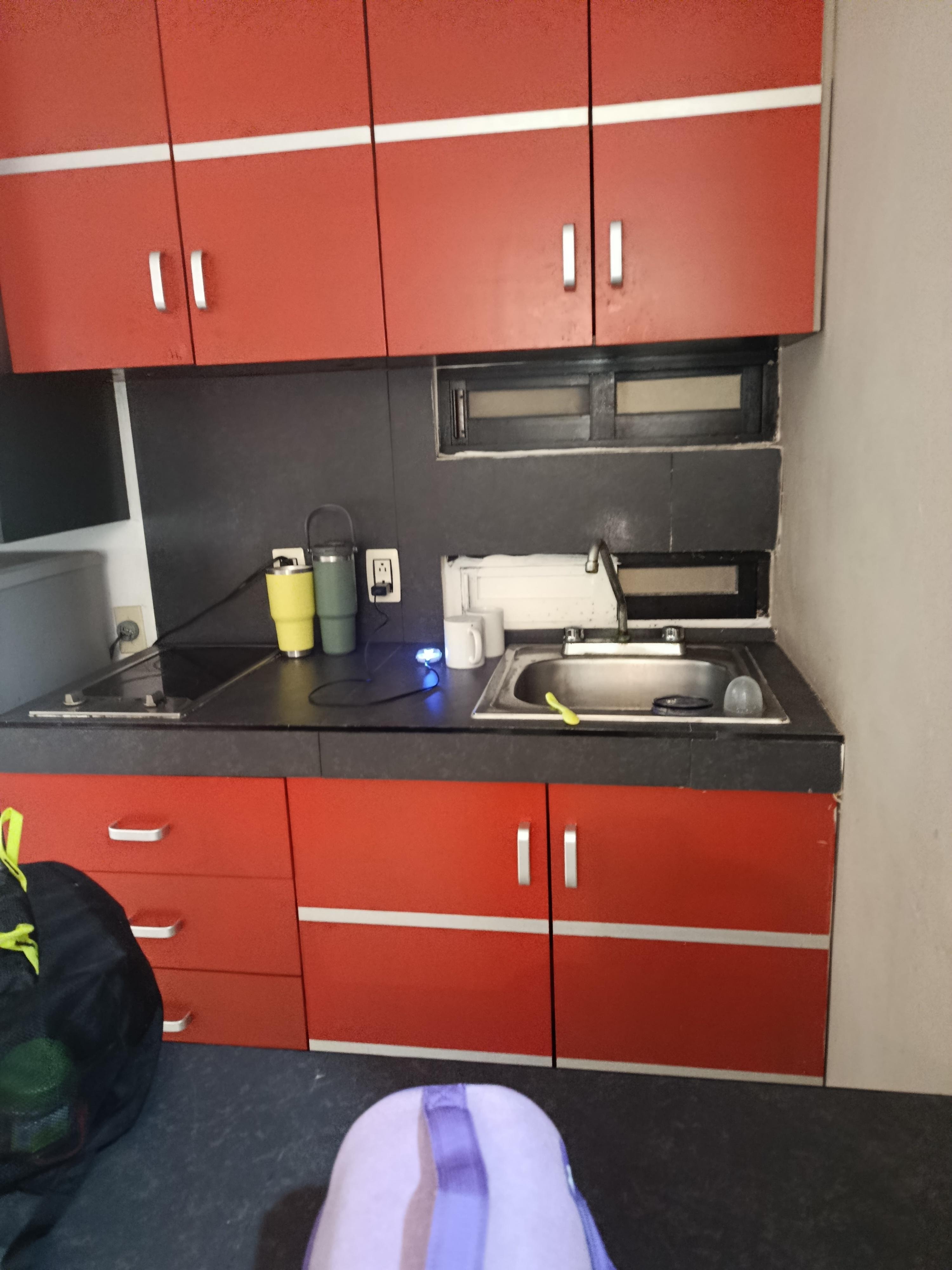 La cocina está muy sucia y maltratada. El microondas no calienta lo suficiente 