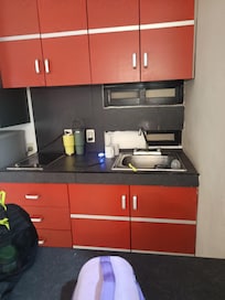 La cocina está muy sucia y maltratada. El microondas no calienta lo suficiente