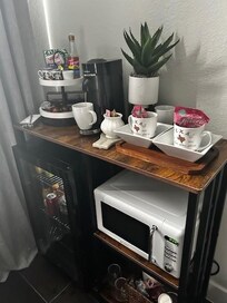 Nice breakfast area with Expresso and amenities