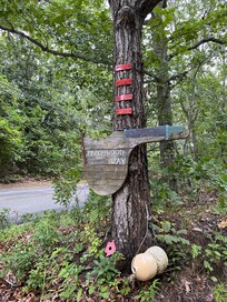 Sign indicating where to turn for driveway of house.