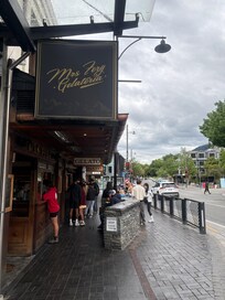 有名なハンバーガー屋さんも歩いてすぐです。朝が空いてます。