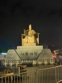 光化門の近くにある世宗大王の像。