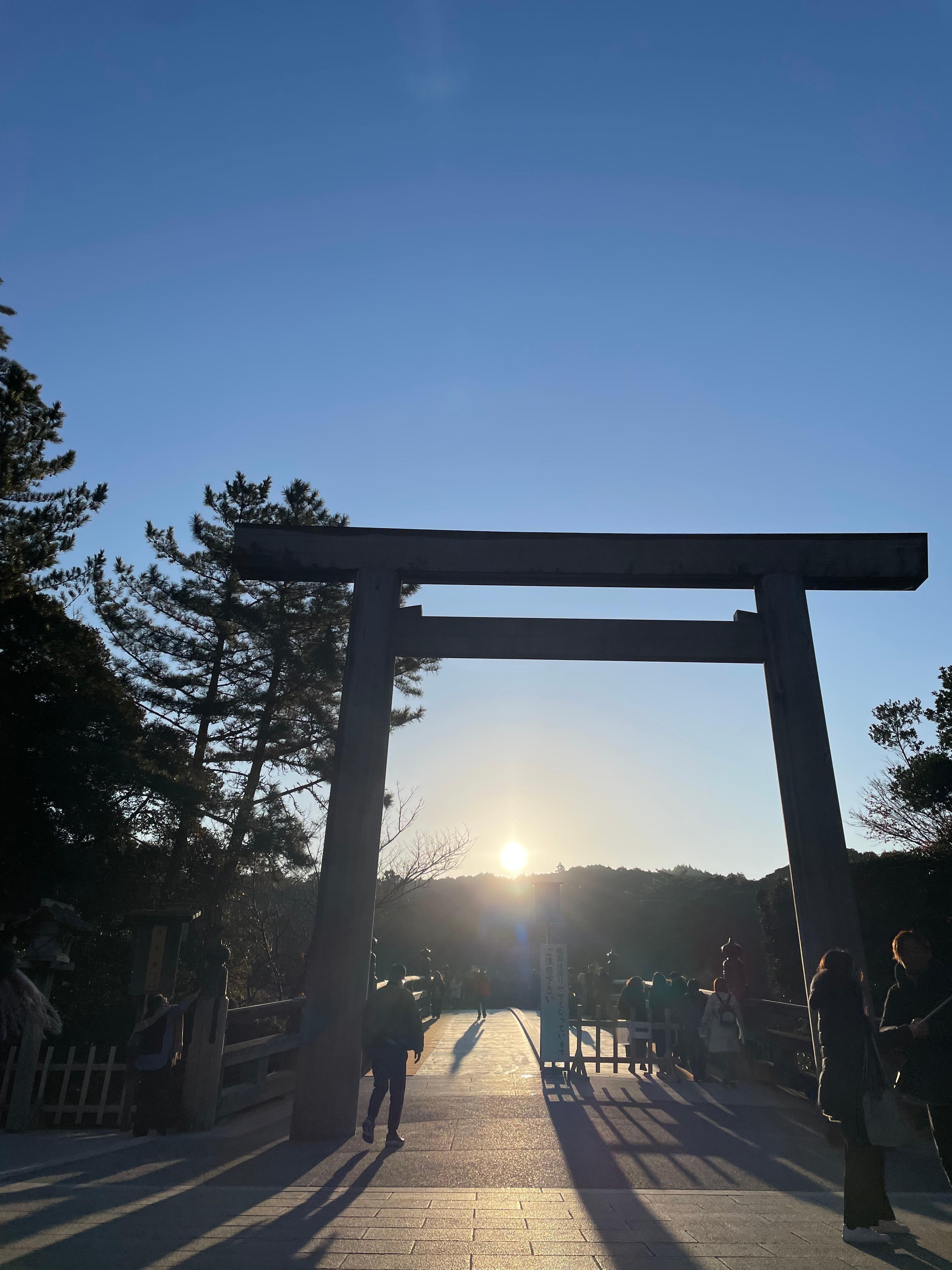 日の出からだいたい40〜50分後に陽光が降り注ぐときき、先に参拝しました