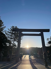 日の出からだいたい40〜50分後に陽光が降り注ぐときき、先に参拝しました