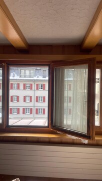 近くにある教会から定期的に鐘の音が聞こえるのがとても魅力的でした。室内は少し寒いです。