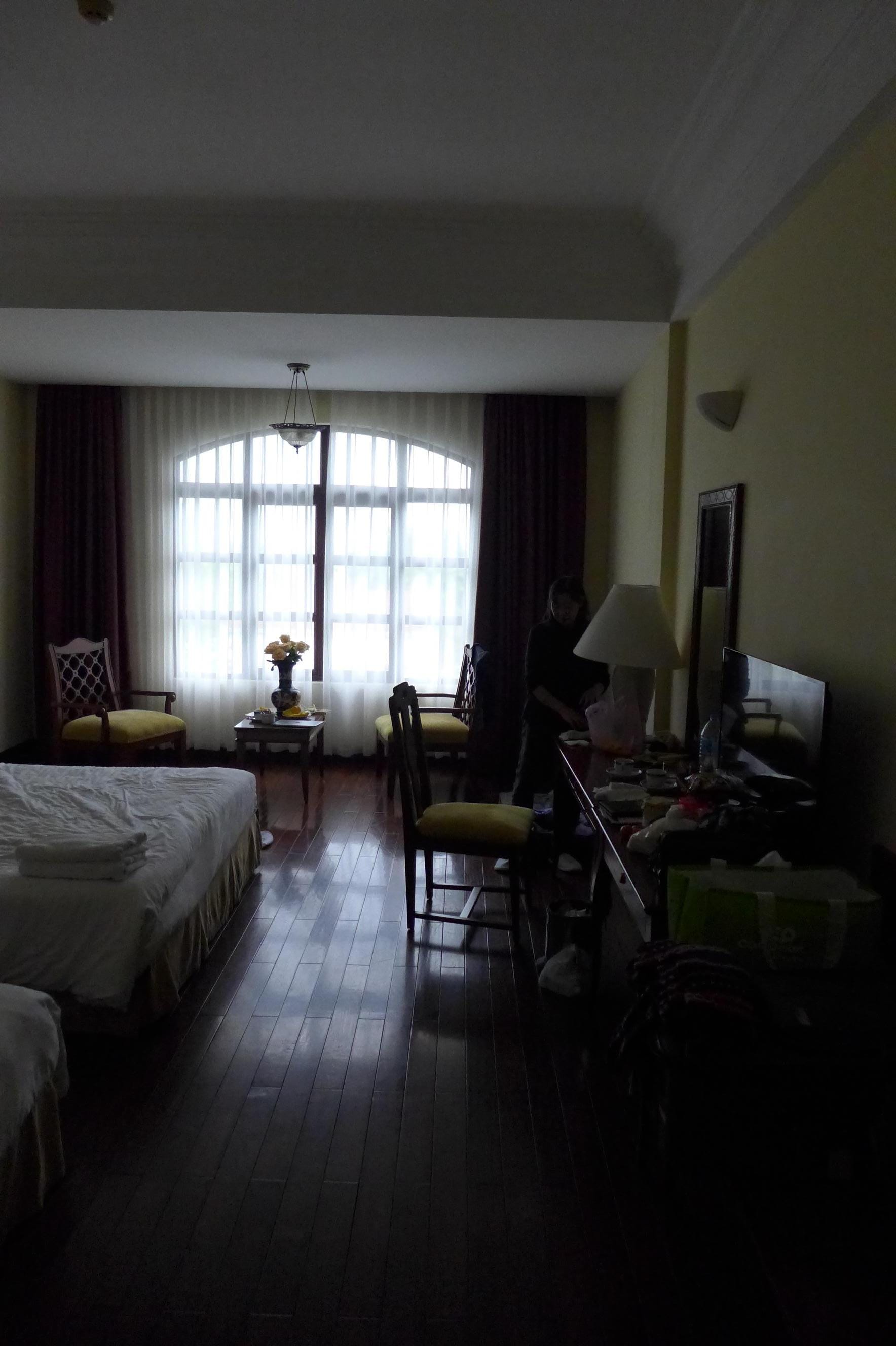 目の前の フェーン川を望むアーチ窓のカーテンを開け閉めしながら部屋のイメージを楽しむことができる