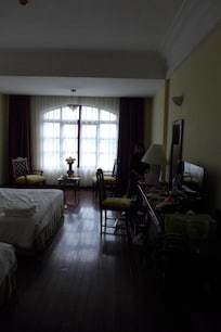 目の前のフェーン川を望むアーチ窓のカーテンを開け閉めしながら部屋のイメージを楽しむことができる