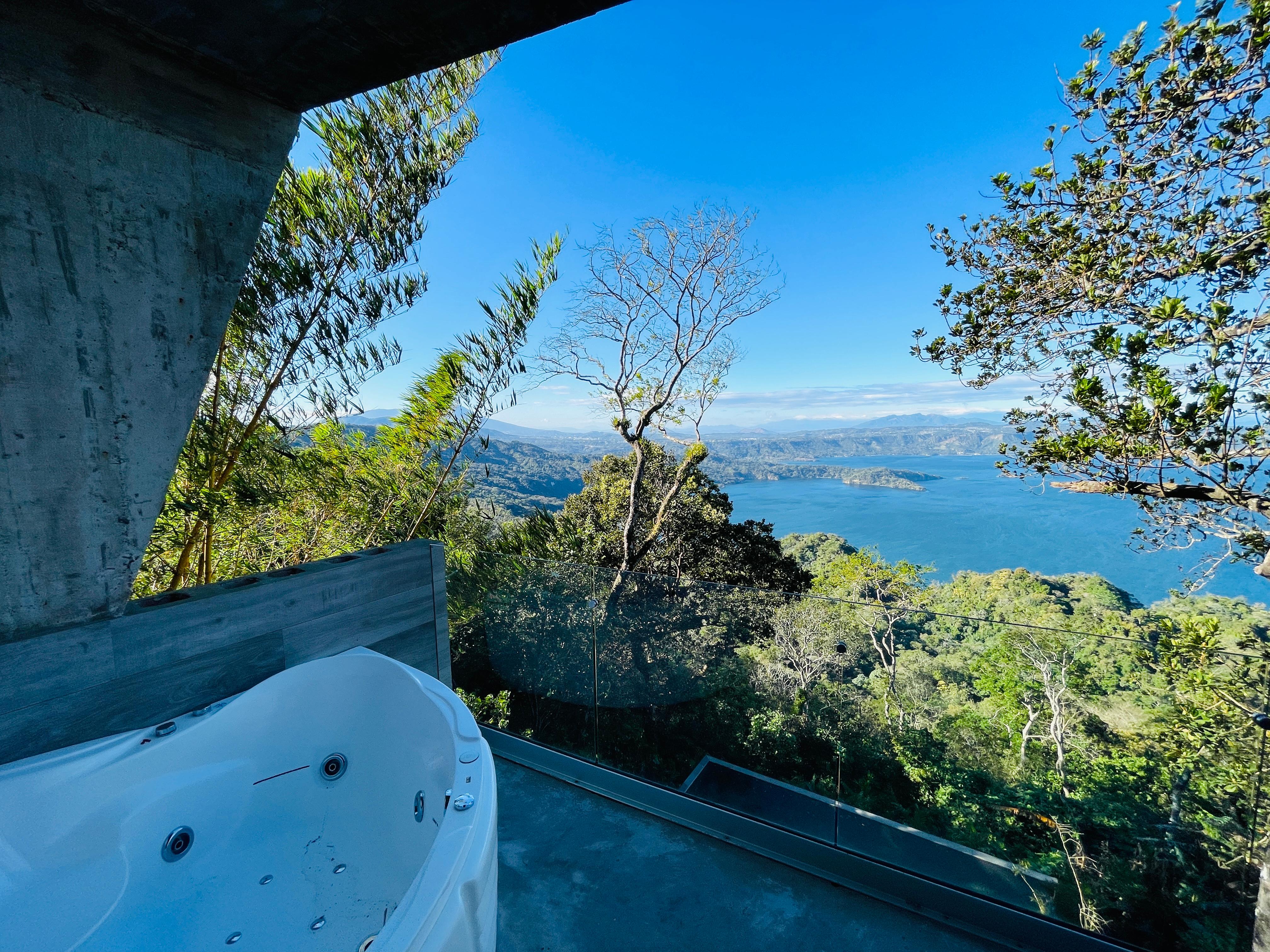 Outdoor tub in Room 6 / Bañera al aire libre en la habitación 6