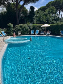 Swimmingpool ved Hotel Nedy