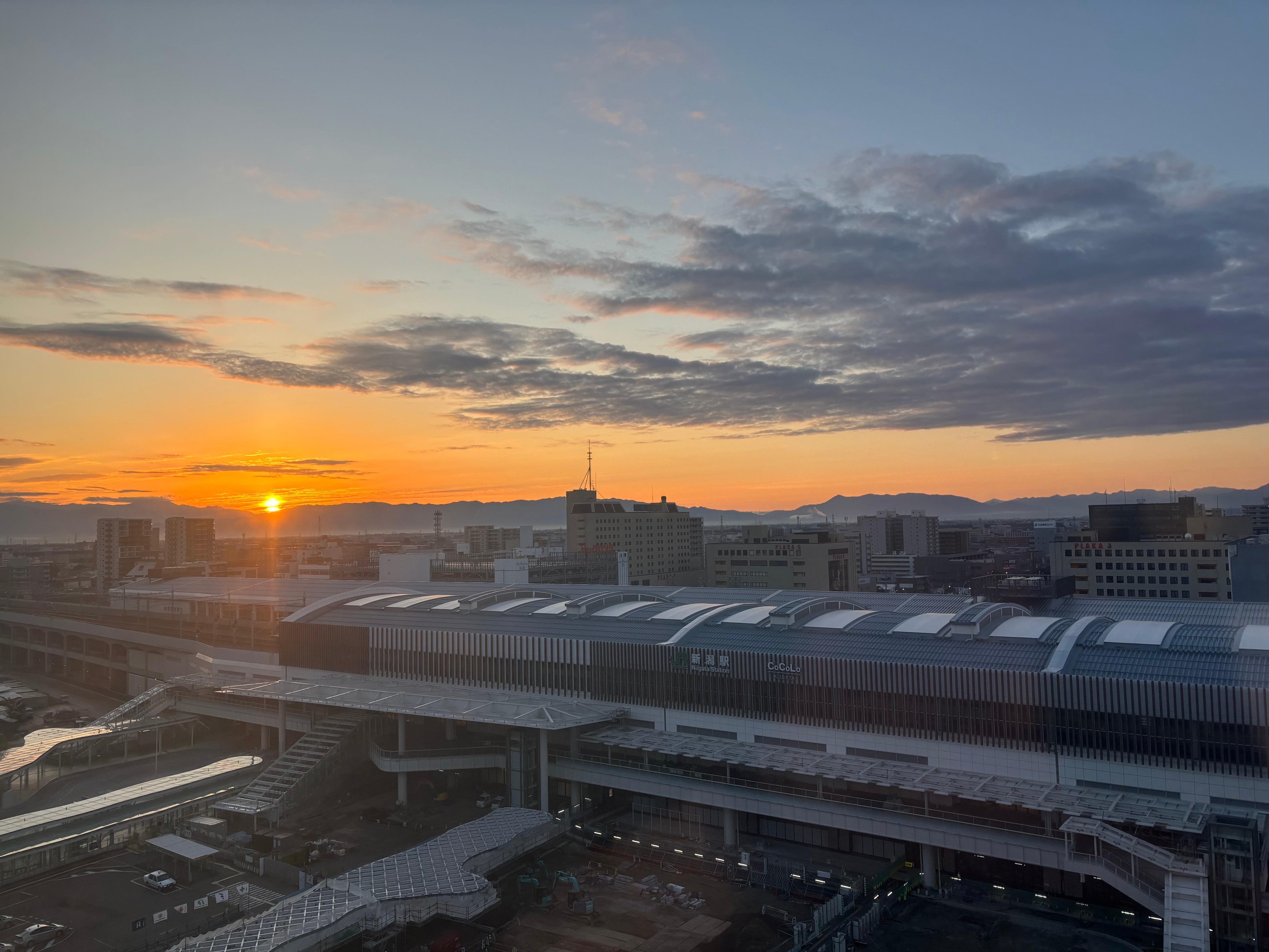 部屋から見える朝日