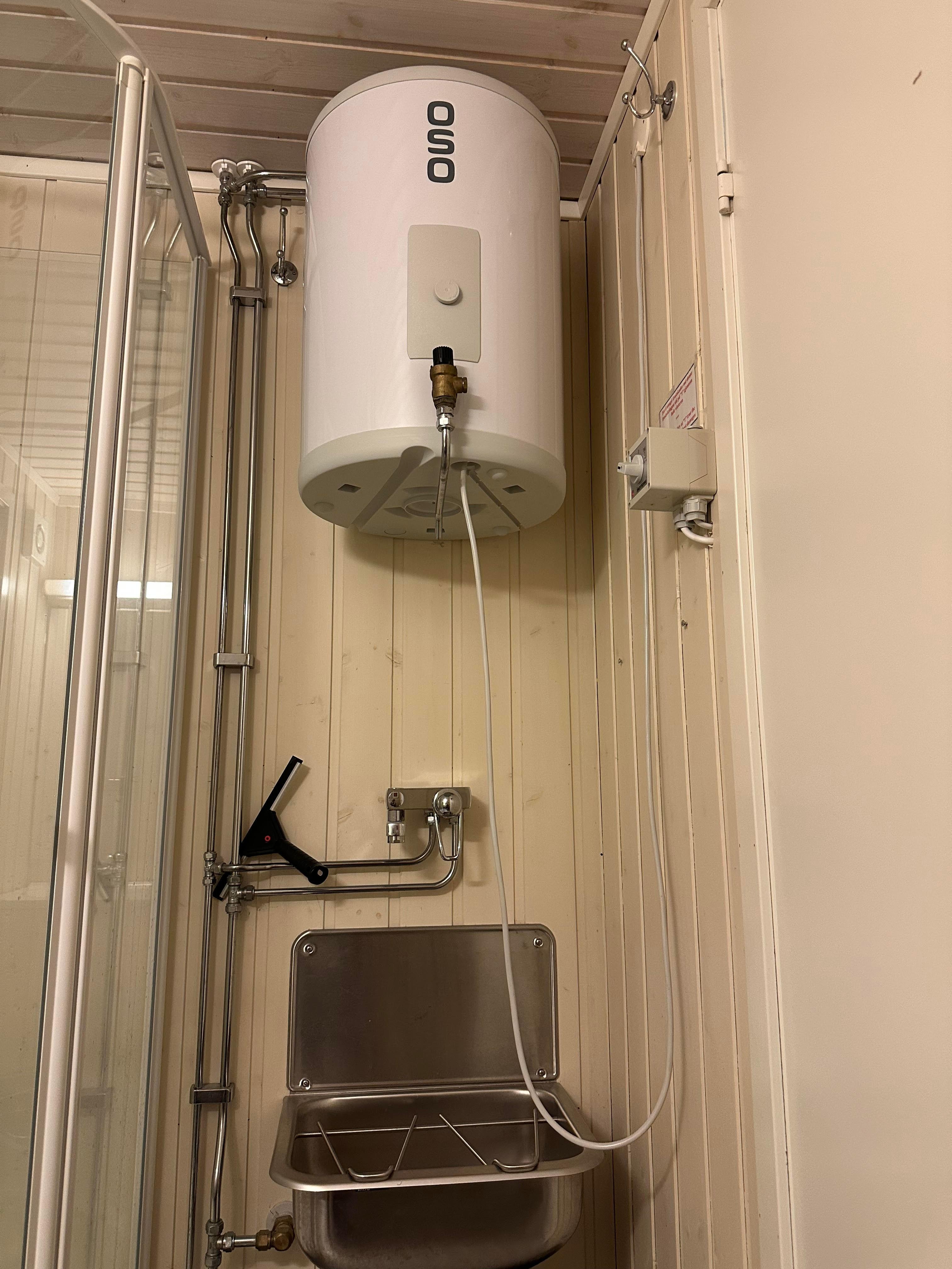 Standard water heater in the cabins. 2 showers of 4 minutes each. The first lecture we got from the front desk staff.