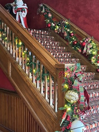 Beautiful stairs decorated with Christmas!!🎄