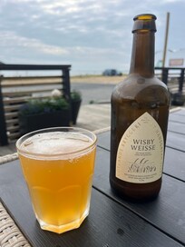 Man kan dricka en god öl på kvällen och se direkt ut på havet!