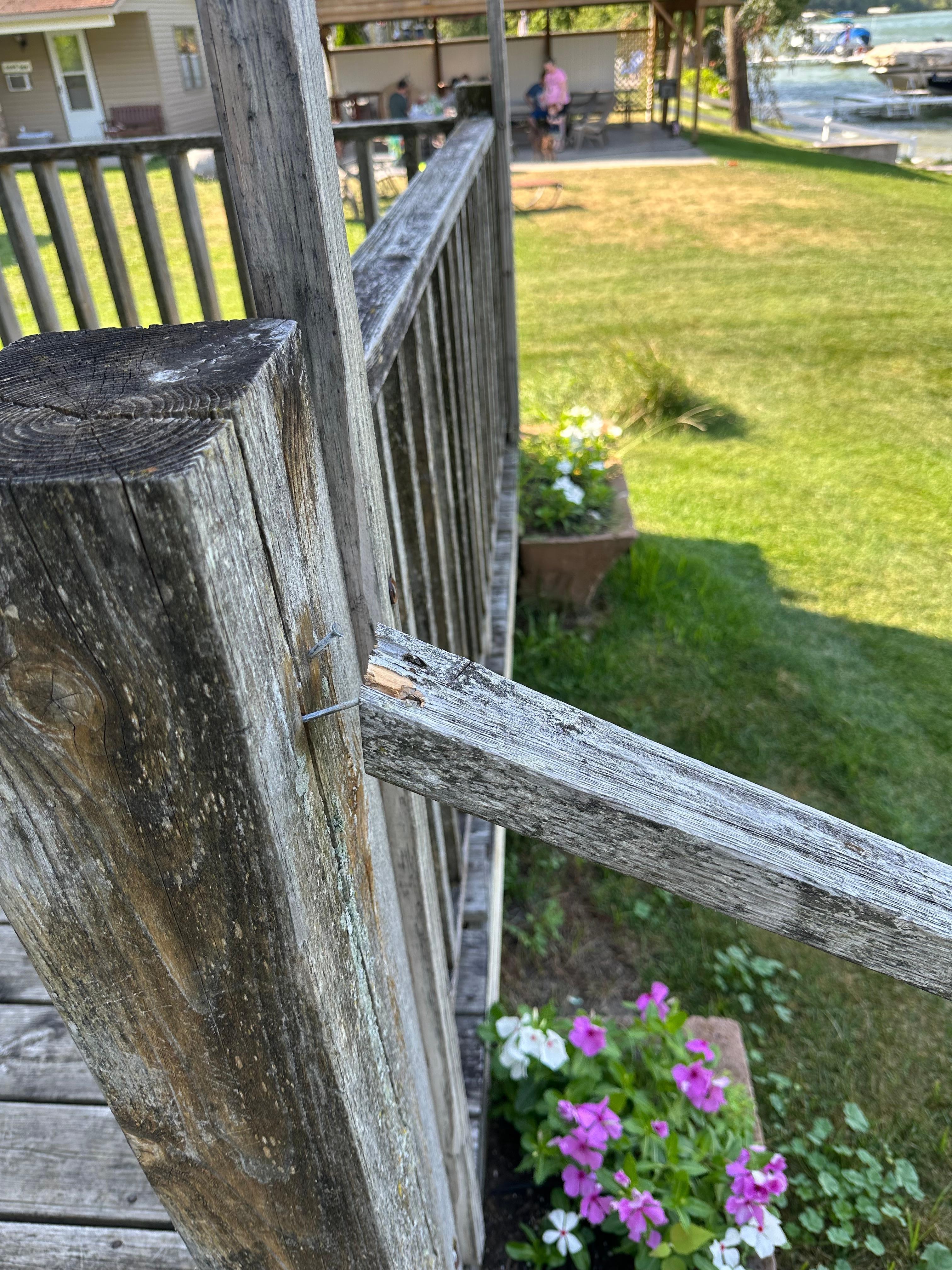 Broken hand rail that could be quite dangerous. Needs fixing.