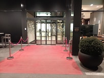 Attractive entrance with regular taxi to airport service on the doorstep