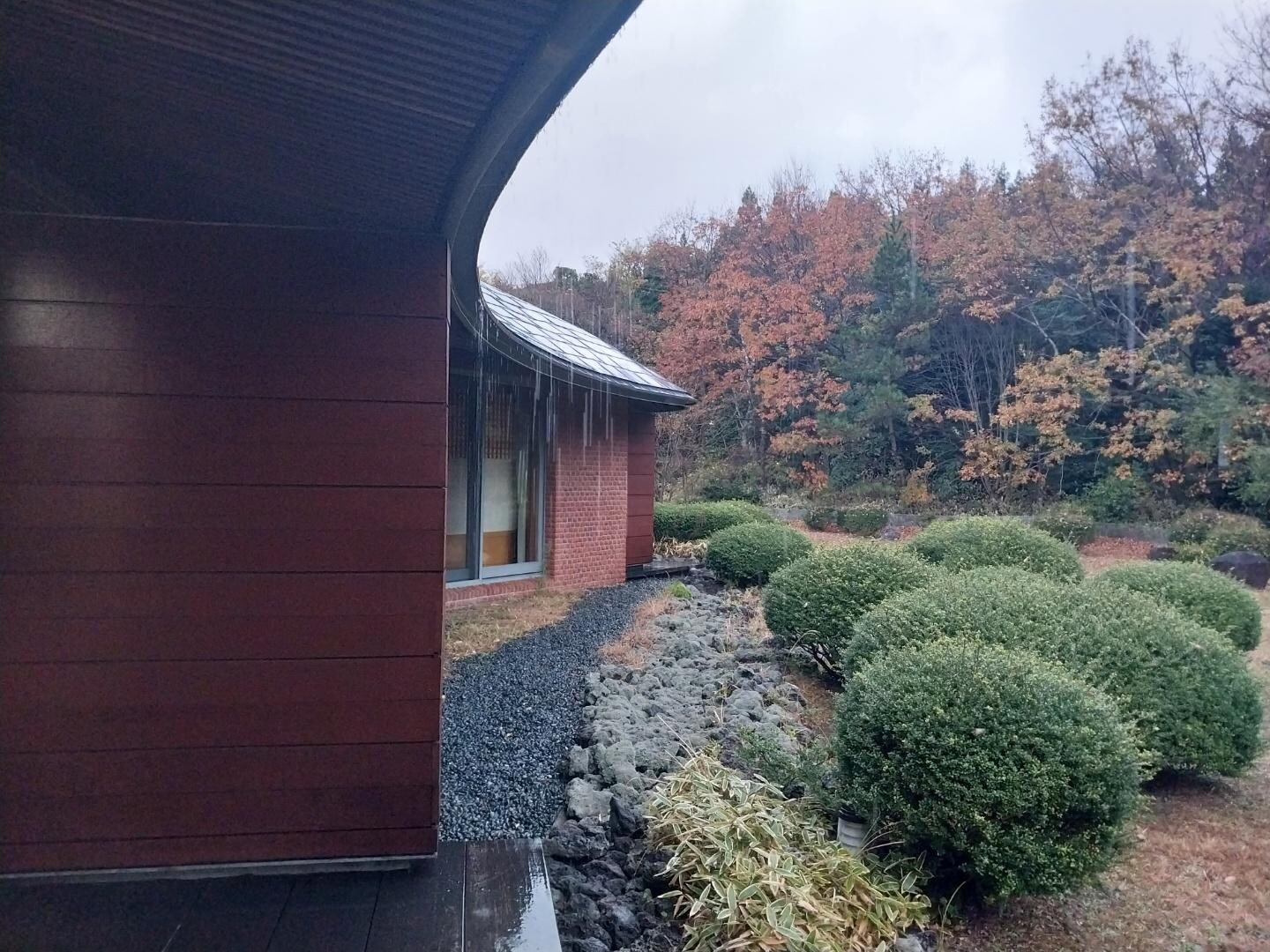 한식형 룸발코니는 정원을 향하고 있는데 비내리는 처마끝을 바라보고 있으면 마음의 안정이 된다.