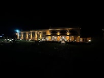 El hotel de noche