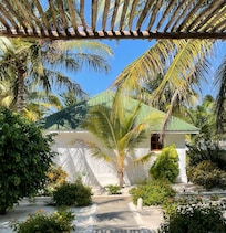 Voici la vue de notre chambre : la soit disant « vue mer » telle que câĂ©tait Ă©noncĂ© lorsque nous avions rĂ©servĂ©. Je prĂ©cise quâil nâĂ©tait pas question dâune vue partielle, encore que mĂȘme dans ce cas, ce serait un mensonge !