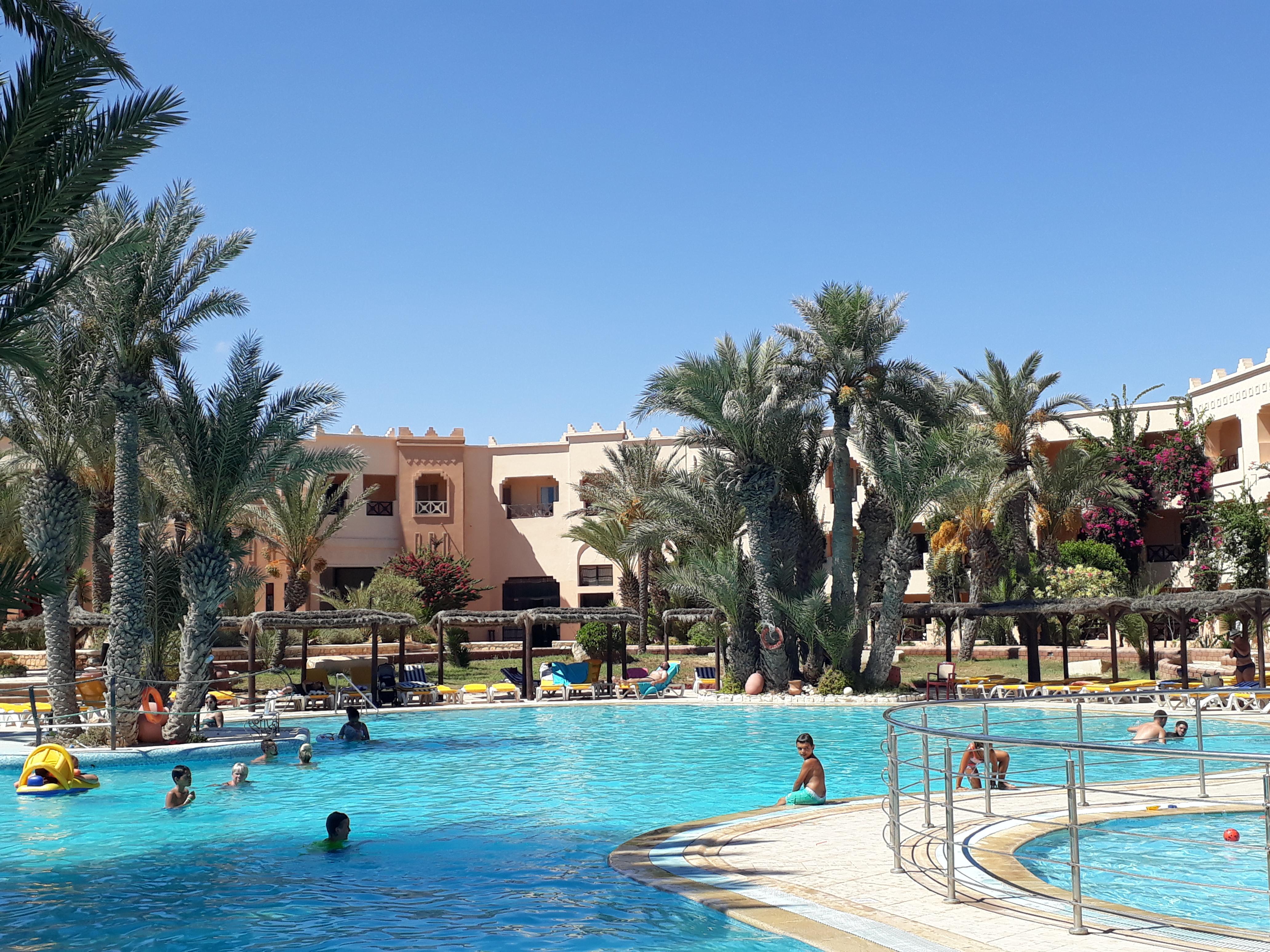 vue piscine sur l'hôtel