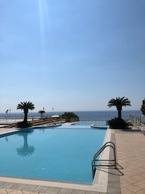 Piscina con vista mare