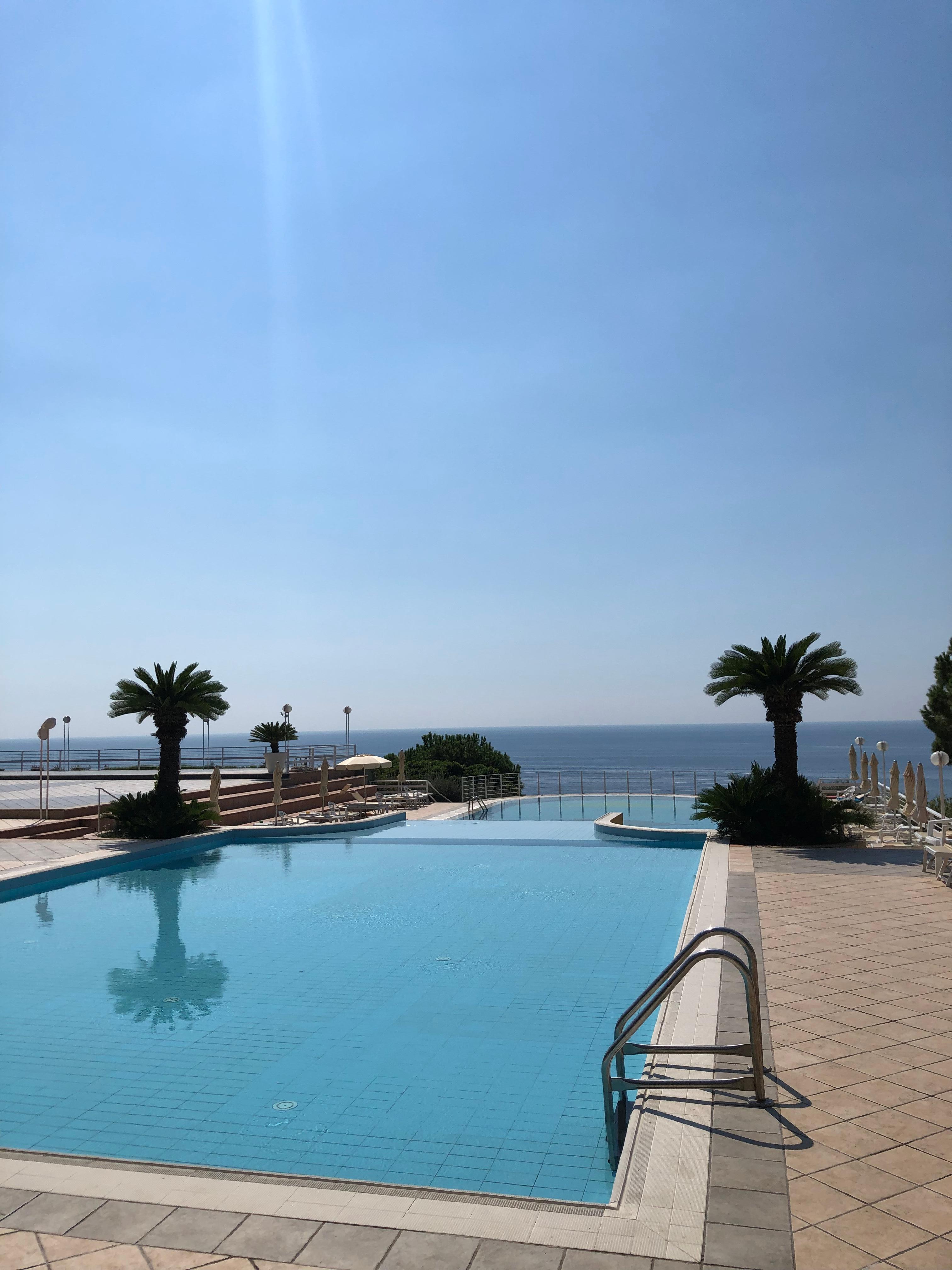 Piscina con vista mare 