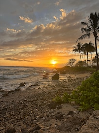 A stunning Kauai sunset from out oceanfront balcony!😎
