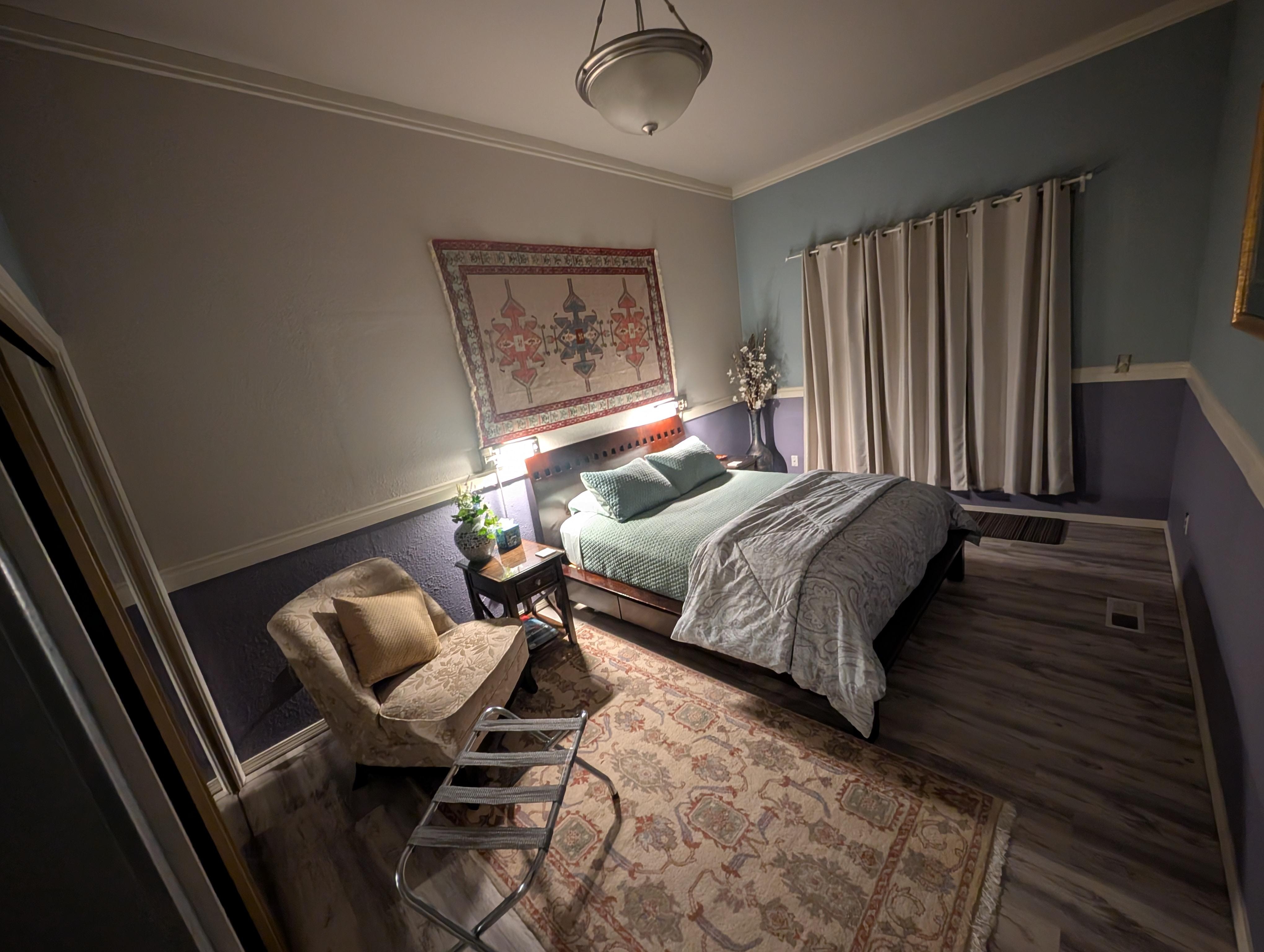 Extremely relaxing downstairs bedroom. Excellent lighting! 