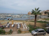 la vue de notre chambre avec la terrasse de l'hôtel et le port de plaisance