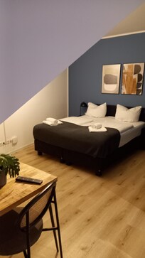 Grosses Doppelbett, der Riesenfernseher ist leider nicht zu sehen.