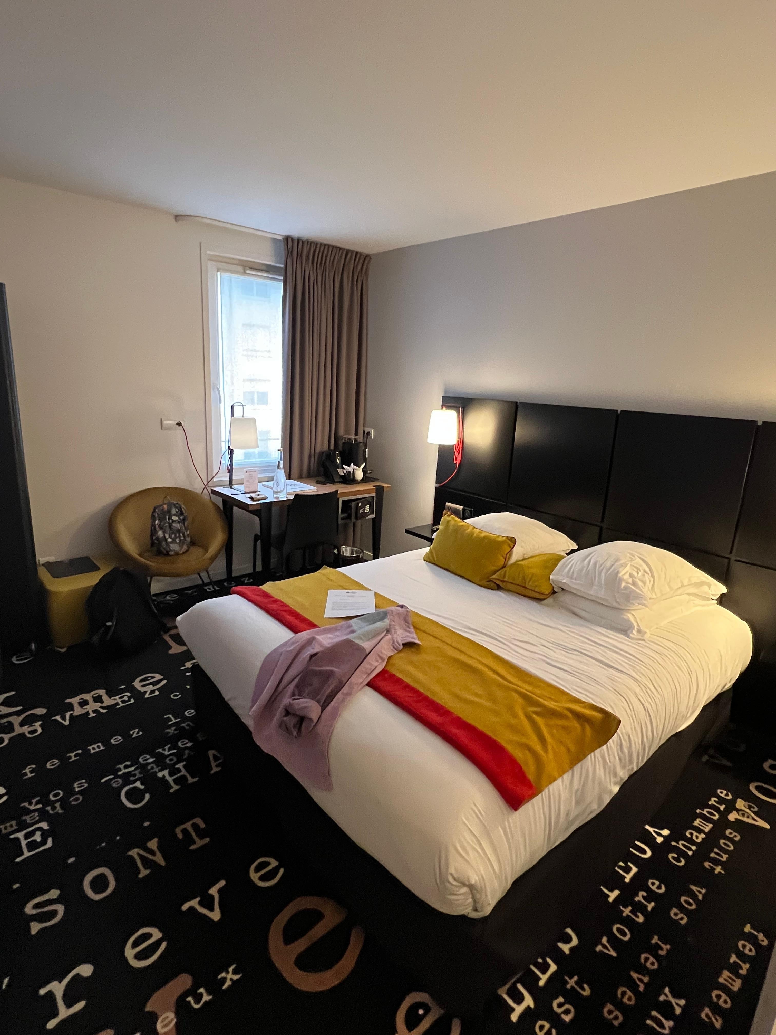 Großes und bequemes Bett 