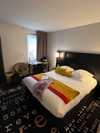 Großes und bequemes Bett