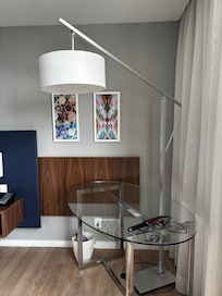 Área de trabalho charmosa e estilosa no quarto