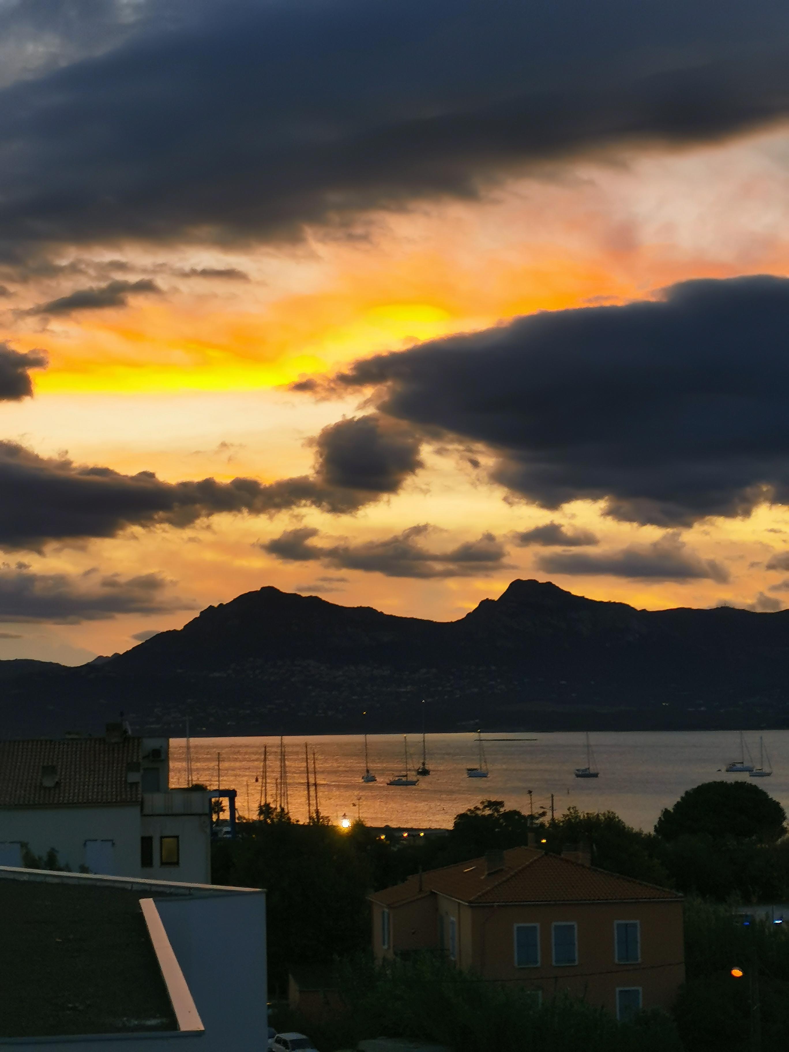Vue du beau lever de soleil, au petit matin de la terrasse