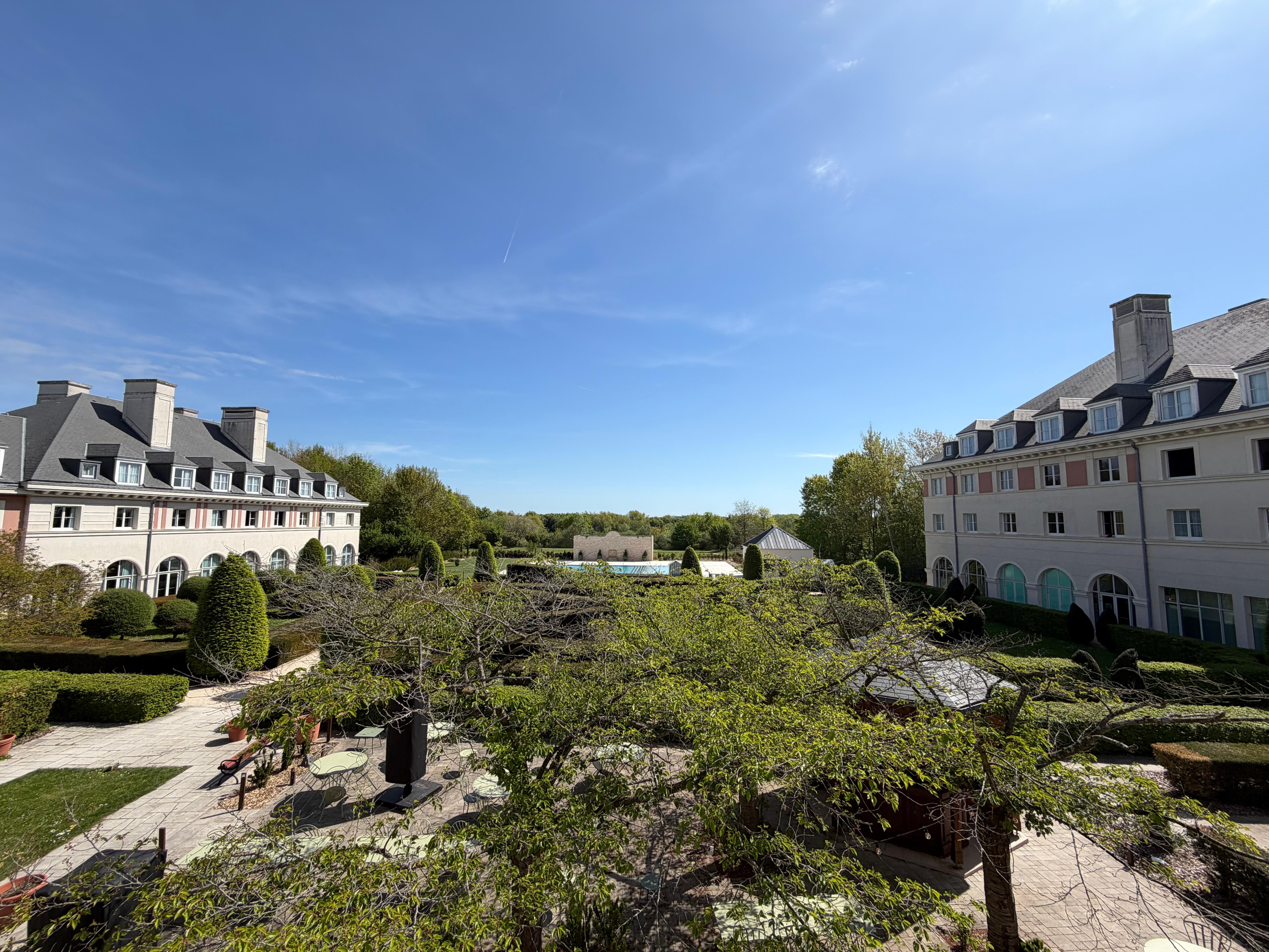 Tried to spot that huge pool advertised at Expedia