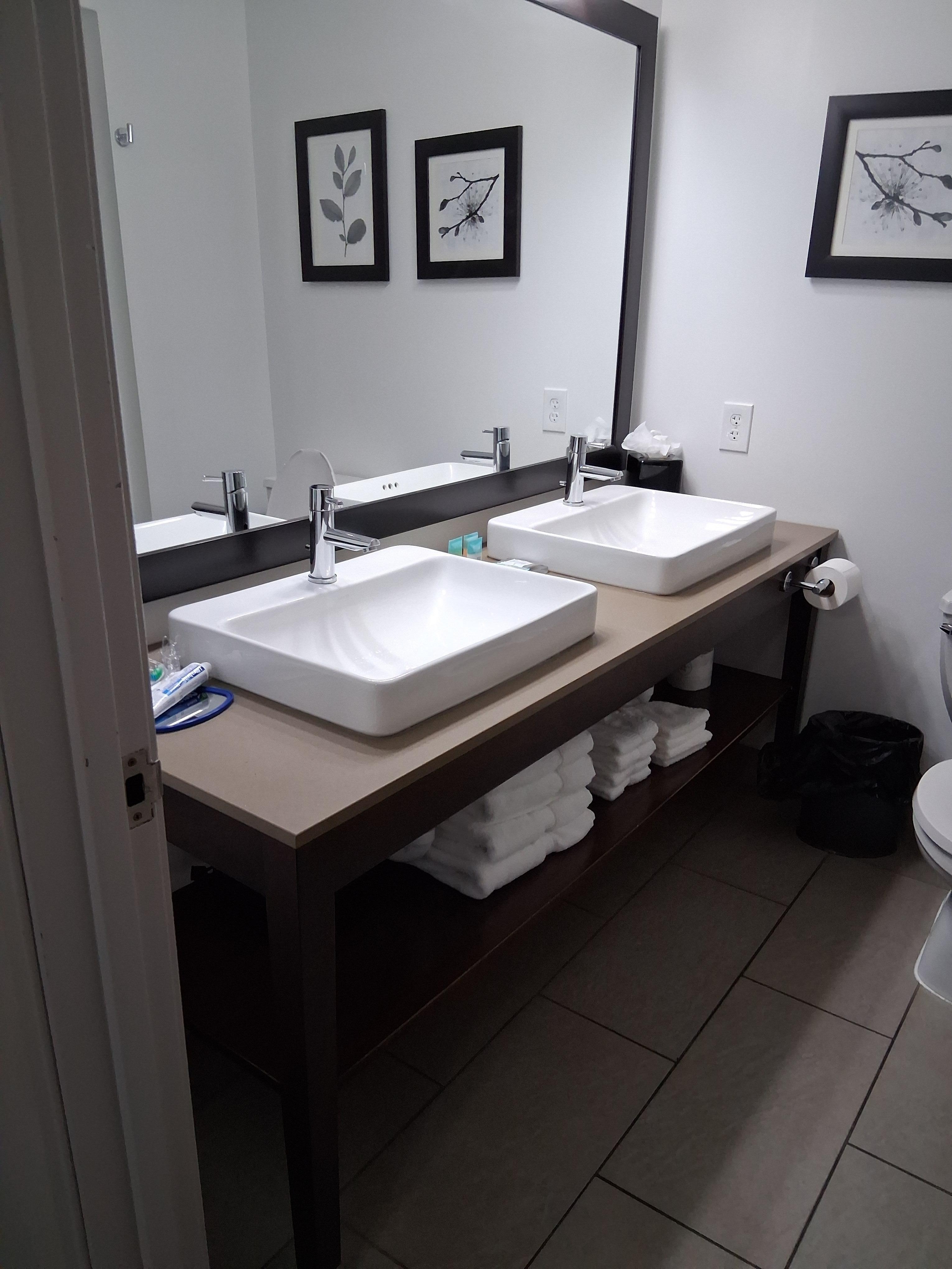 Great water pressure ..clean bathroom..enough towels 