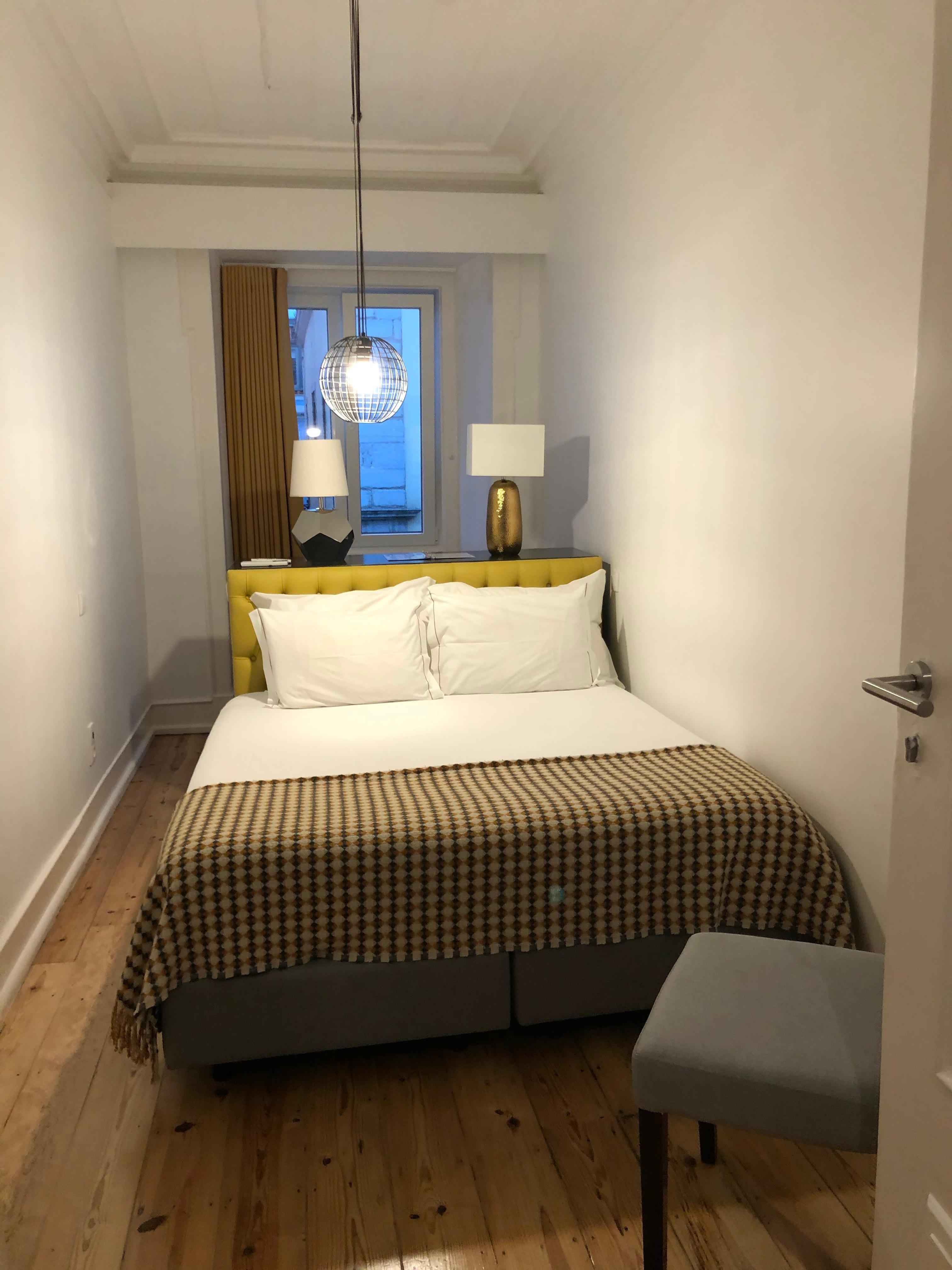 ベッドの裏にクローゼットとデスクげあります。