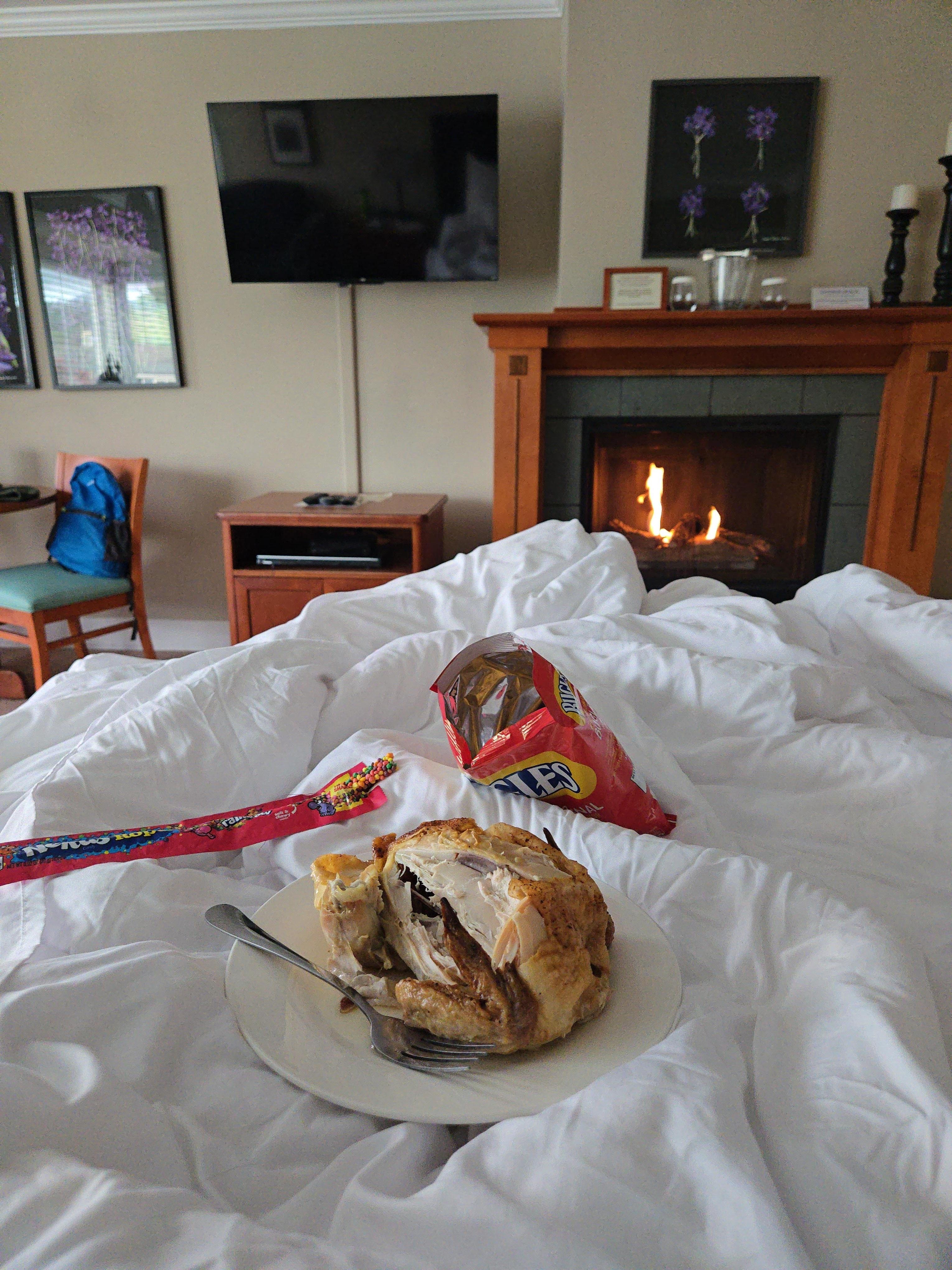 The room set up from the bed during a lunch for kings 