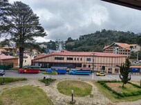 vista da janela do quarto, para a praça vila Capivari, onde é possível ver a roda gigante, palco e teleferico