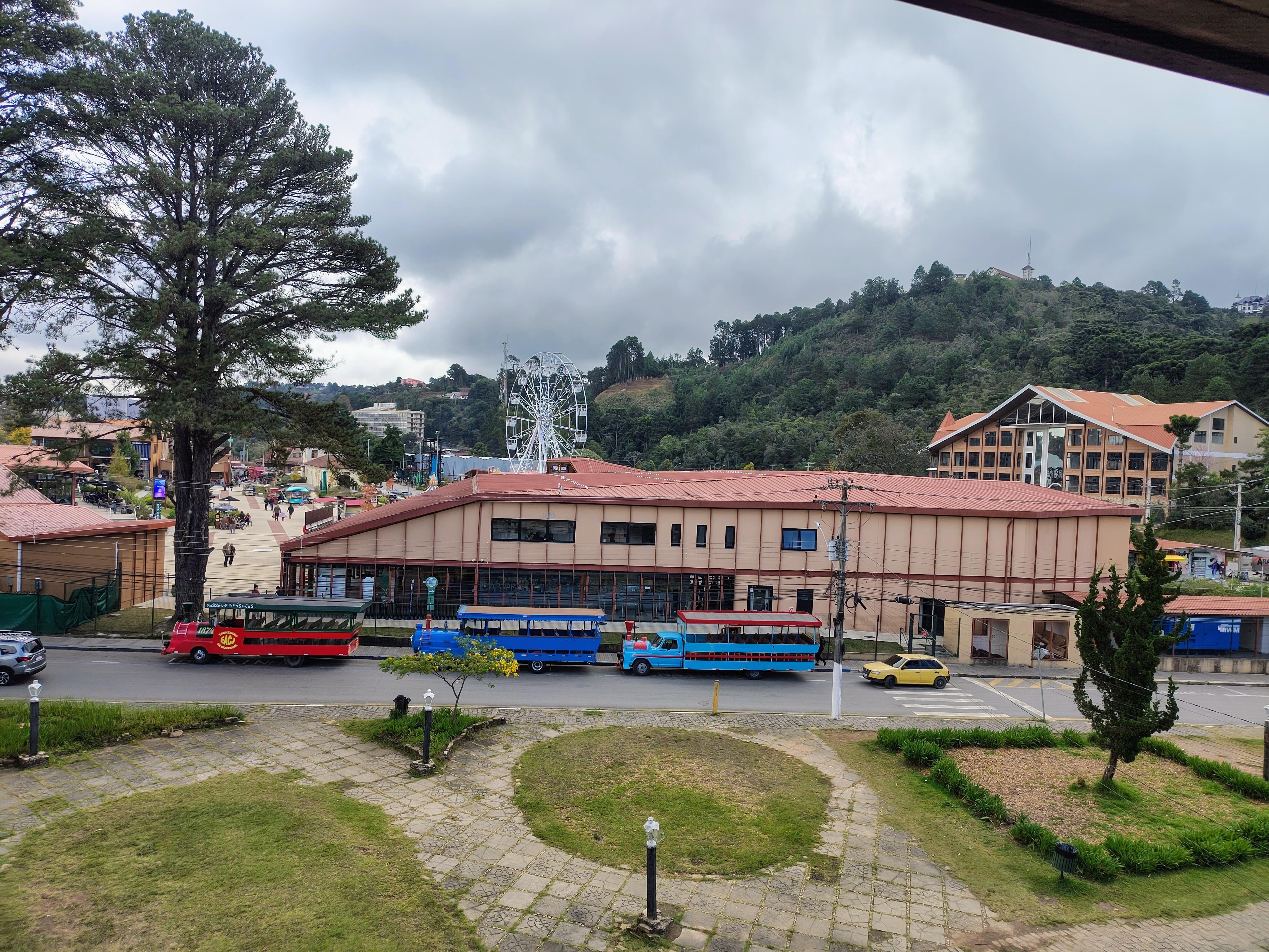 vista da janela do quarto, para a praça vila Capivari, onde é possível ver a roda gigante, palco e teleferico