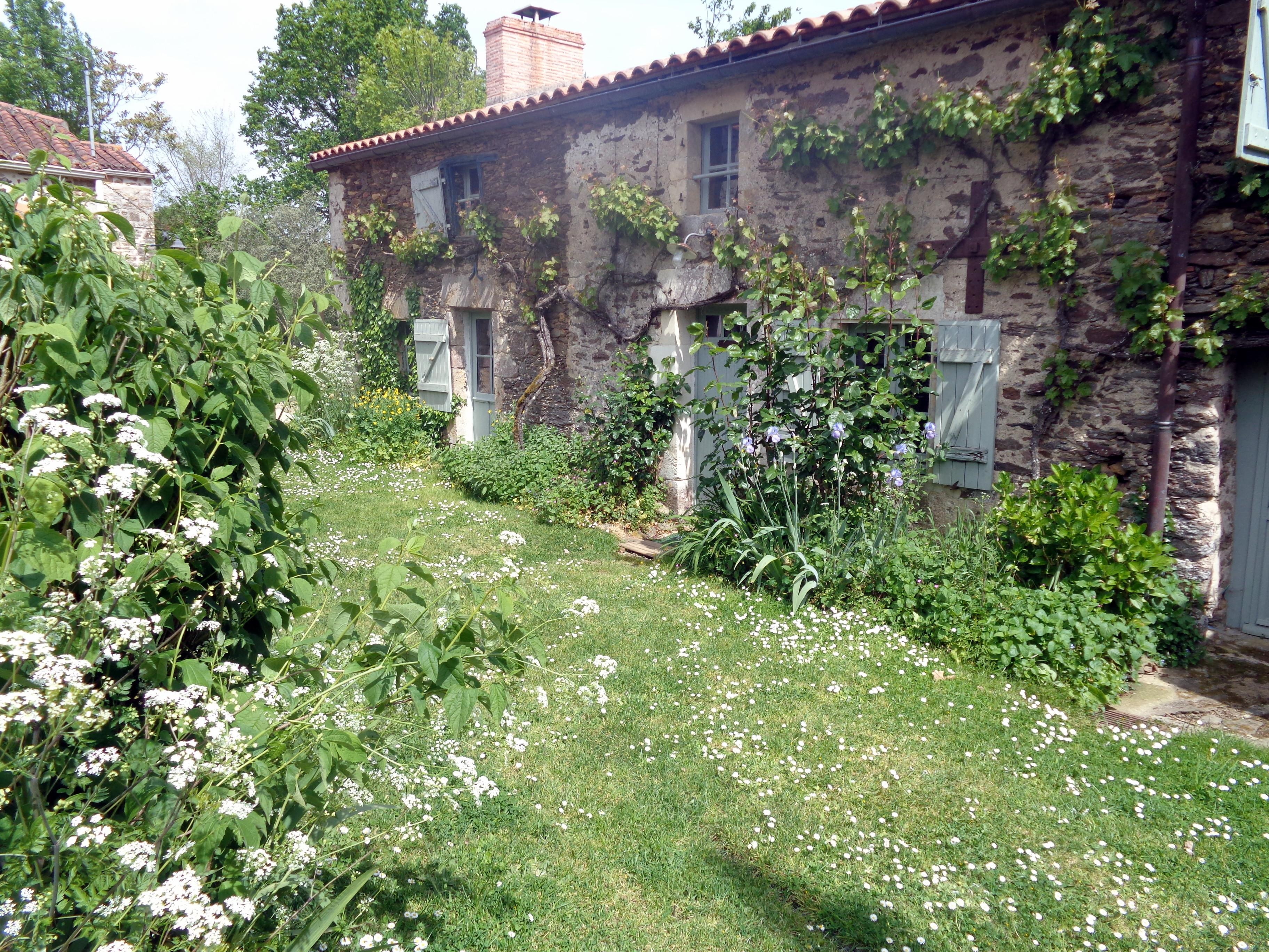 Le bâtiment a le charme de l'ancien. Deux gîtes sont accolés : Kierkegaard et Sabotier 